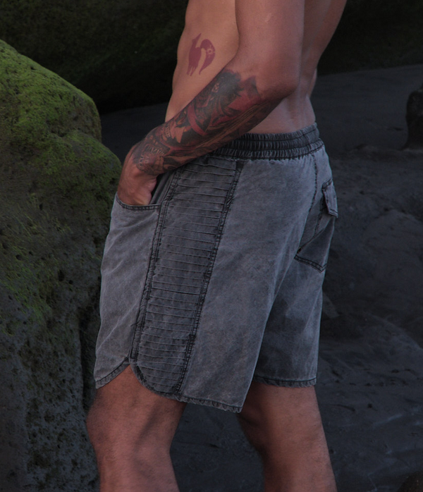 The sunset board shorts are perfect for your sunset surf session. Features include ribbed detailing down the side of the legs, 2 front pockets & 1 back pocket. They close with a drawstring.