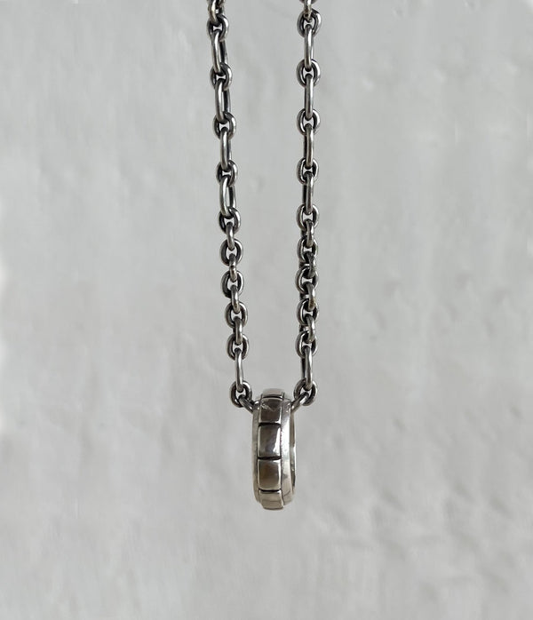 Handmade silver ring band with brutaliste detail. Can be worn by a man or a woman, unisex and minimalist.